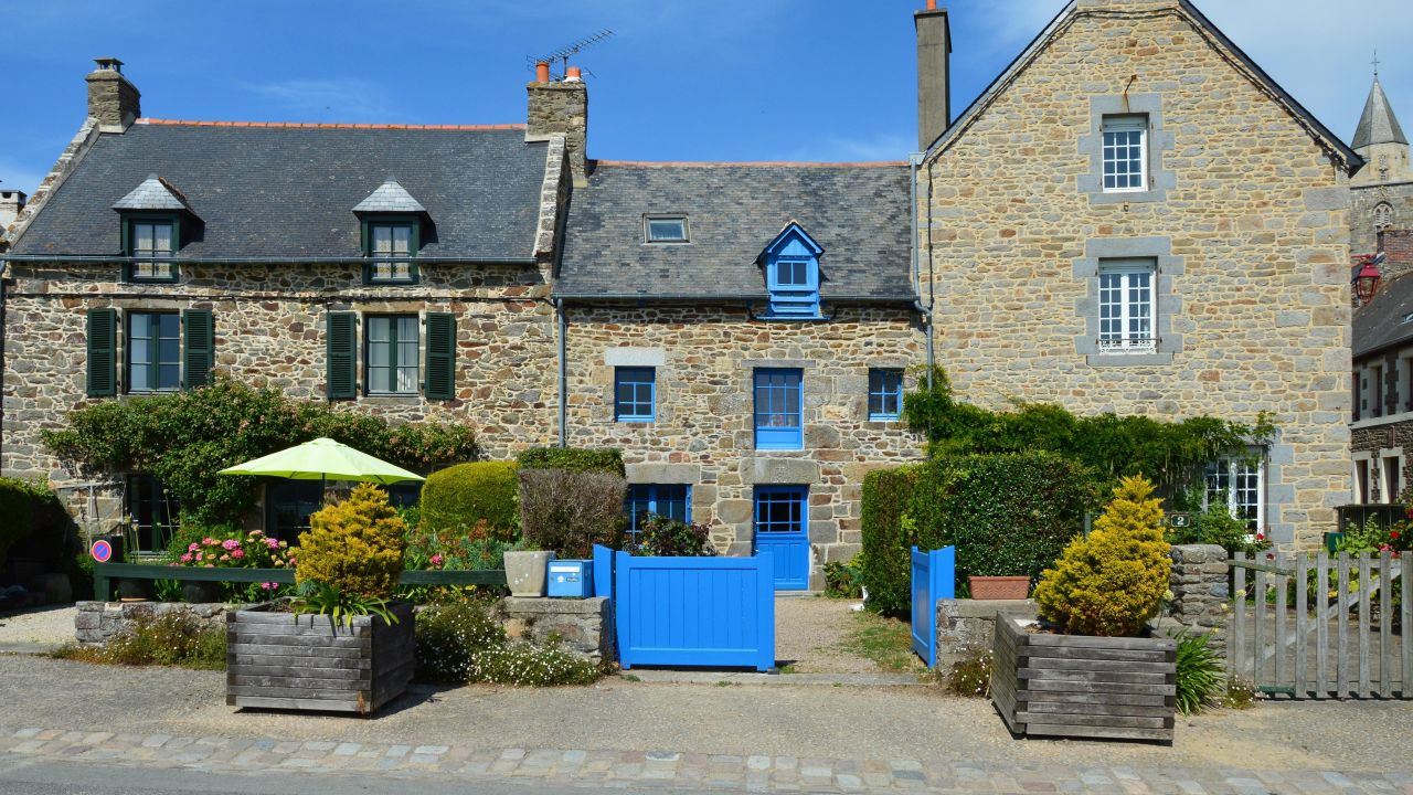 Rénovation de fenêtres et portes d'une maison en Bretagne